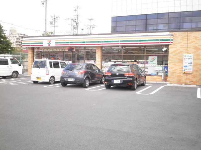 コンビニ　セブンイレブン四日市十七軒町北店（コンビニ）まで466m