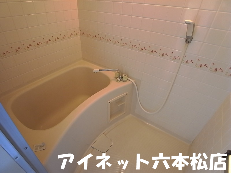 バス・シャワールーム　一日の疲れを流しましょう。