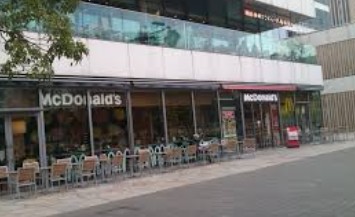 飲食店　マクドナルド中野セントラルパーク店（飲食店）まで277m