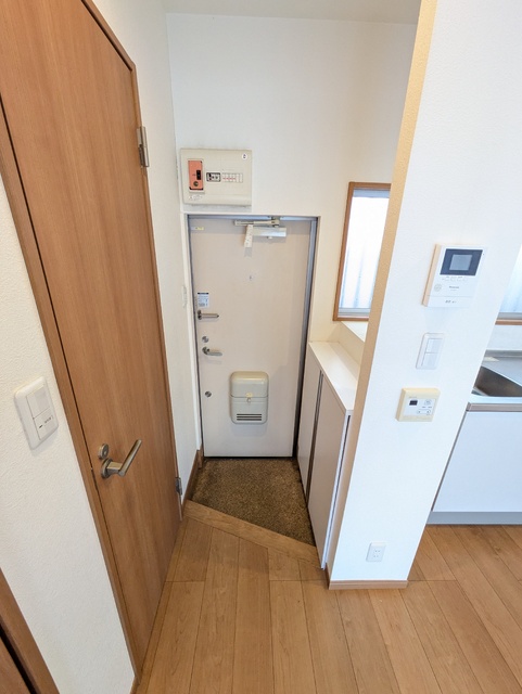玄関　※リフォーム前の写真です
