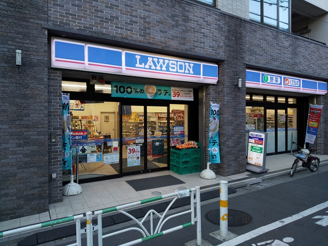 コンビニ　ローソン　渋谷初台一丁目店（コンビニ）まで300m