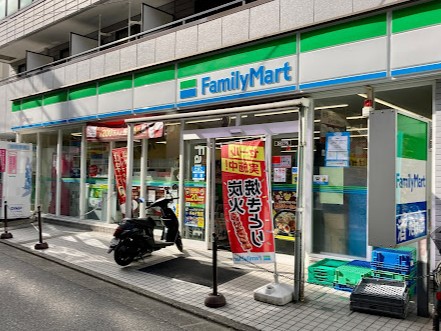 コンビニ　ファミリーマート祐天寺駅前店（コンビニ）まで181m