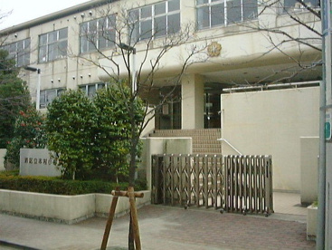 小学校　港区立本村小学校（小学校）まで693m