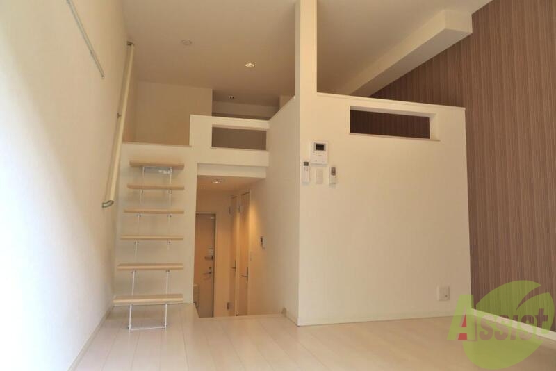 居室・リビング　ブラウンのアクセントクロスも素敵な大型ロフト付きのお部屋です