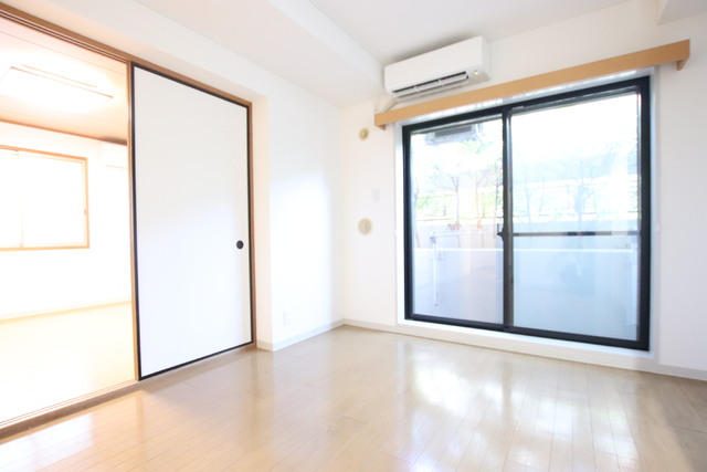 居室・リビング　約８帖の南向きの明るいお部屋です