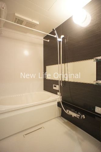 バス・シャワールーム　ボタンひとつで湯張りできる追い焚き機能付きシステムバス。