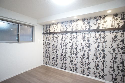 その他部屋・スペース　花柄のアクセントクロスが特徴のお部屋です。