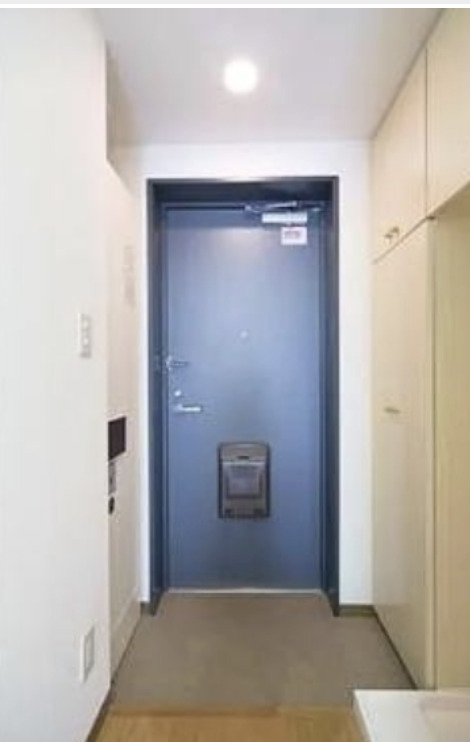 玄関　※反転タイプのお部屋の写真を使用しています。