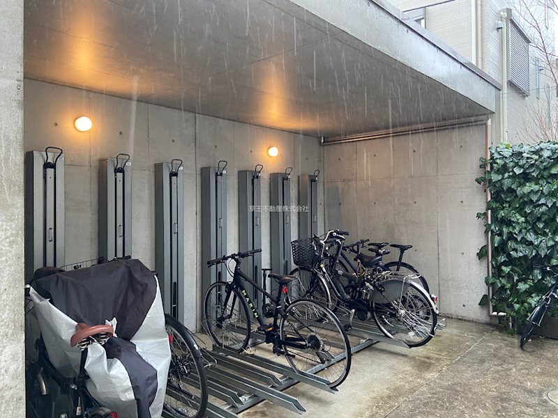 駐車場　雨の日も安心の駐輪場