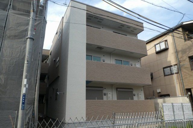 建物外観　3階建てのスマートな建物です。