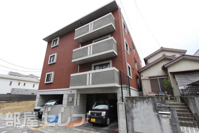 建物外観　赤色がアクセントの築浅物件。