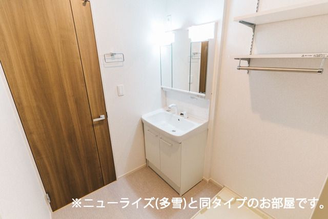 洗面設備　明るい洗面所です