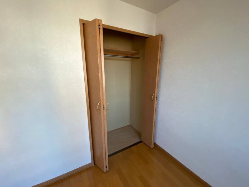 収納　こちらの収納にはハンガーをかけて服もしまえますね。