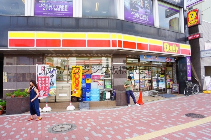 コンビニ　デイリーヤマザキ千川駅前店（コンビニ）まで495m