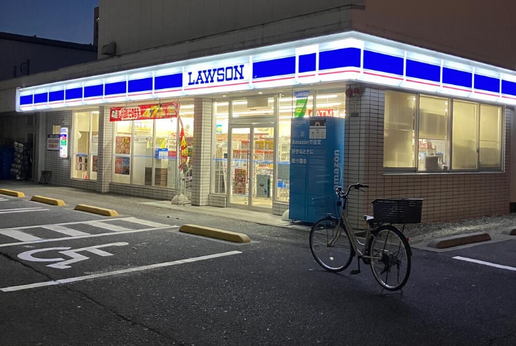 コンビニ　ローソン谷在家駅前店（コンビニ）まで246m