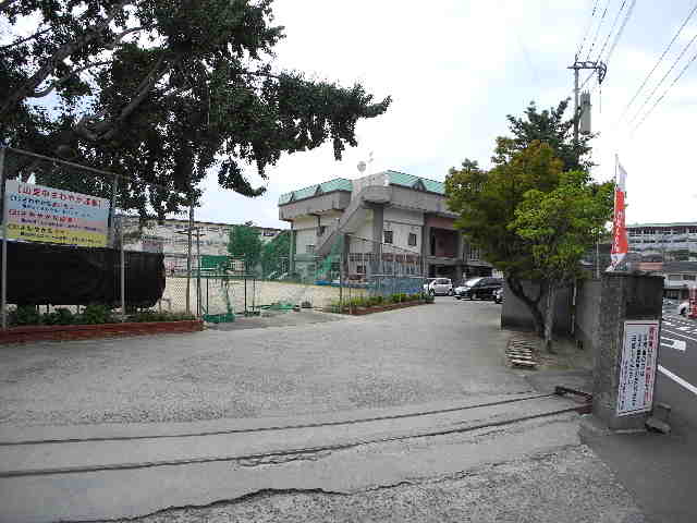 中学校　長崎市立山里中学校（中学校）まで244m