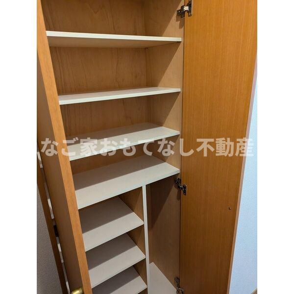 玄関　※写真は別号室