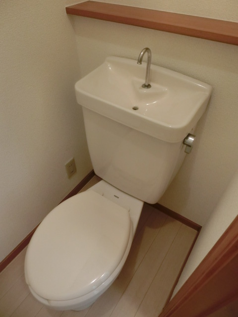 ＪＲ総武線 市川駅 徒歩13分 2階建 築32年のトイレ写真
