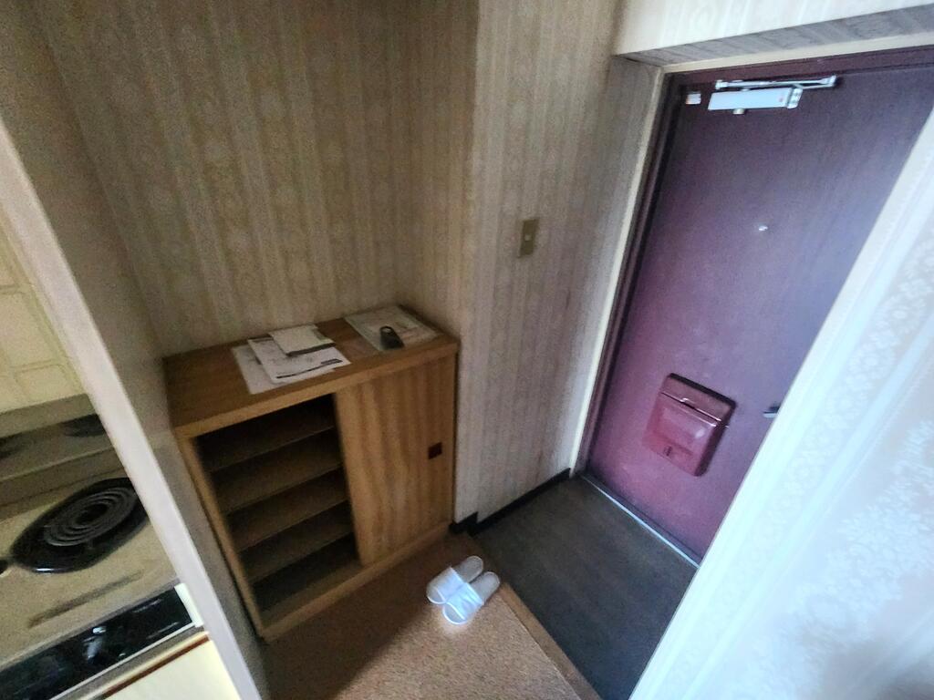 フラワーパレス白子1405号室貸家の玄関写真