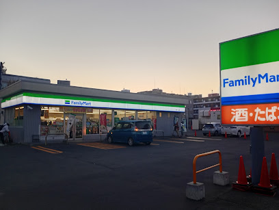 コンビニ　ファミリーマート札幌ドーム前店（コンビニ）まで193m