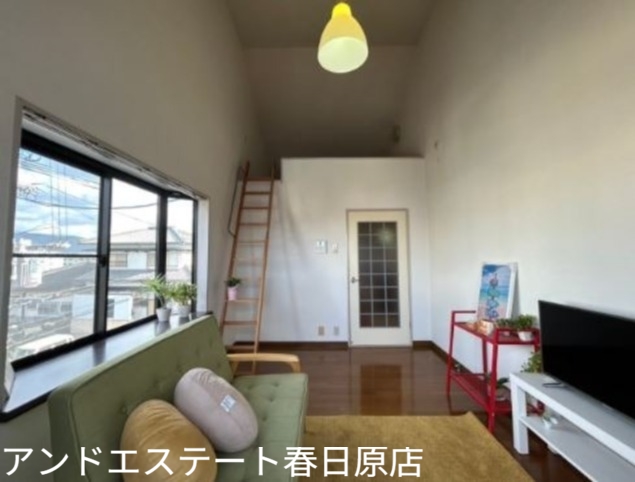 居室・リビング　天井が高く開放感のある室内