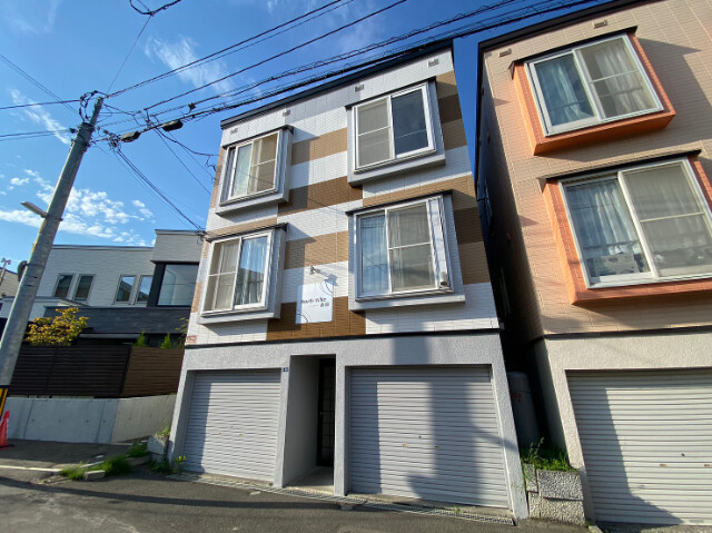 札幌市中央区北十三条西のアパートの建物外観