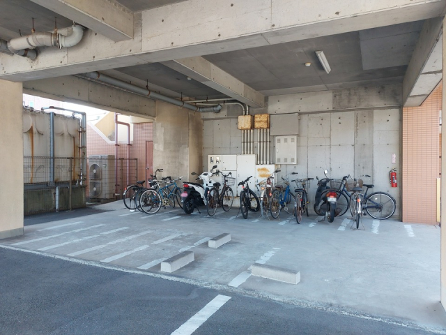 【松山市高岡町のマンションの駐車場】