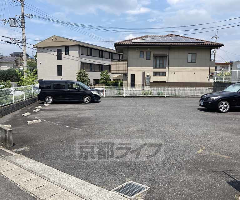 【大津市湖城が丘のアパートの駐車場】