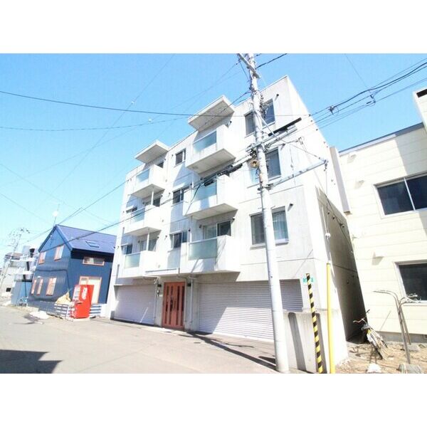 札幌市西区八軒二条東のマンションの建物外観