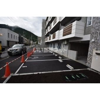 【札幌市中央区南二十三条西のマンションの駐車場】