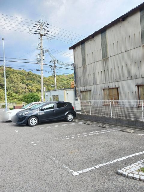 【和歌山市本脇のアパートの駐車場】