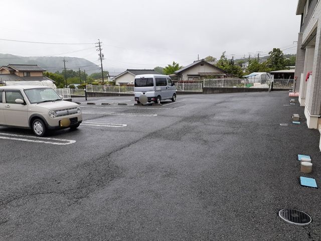 【小諸市丙のアパートの駐車場】