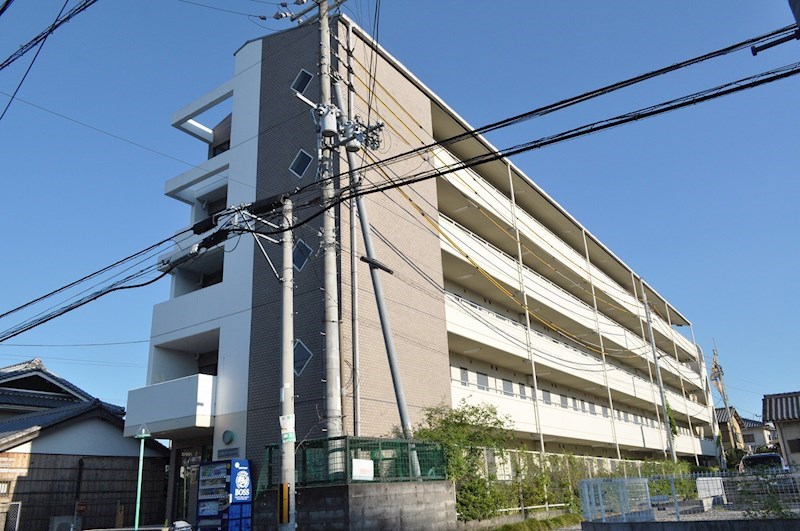 京田辺市三山木直田のマンションの建物外観