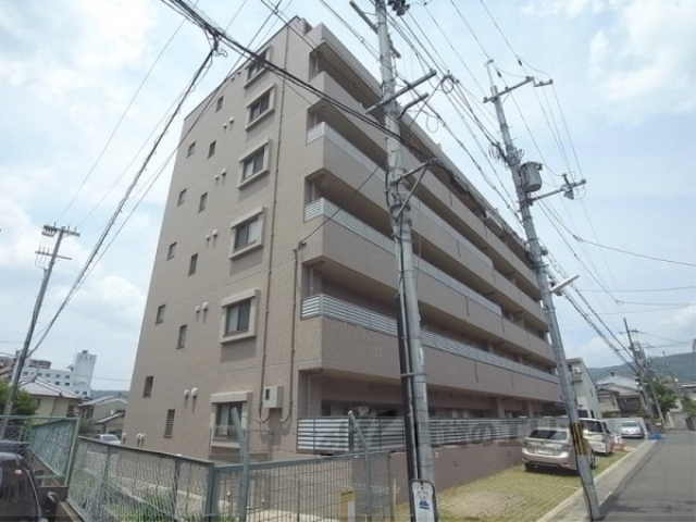 京都市山科区音羽役出町のマンションの建物外観