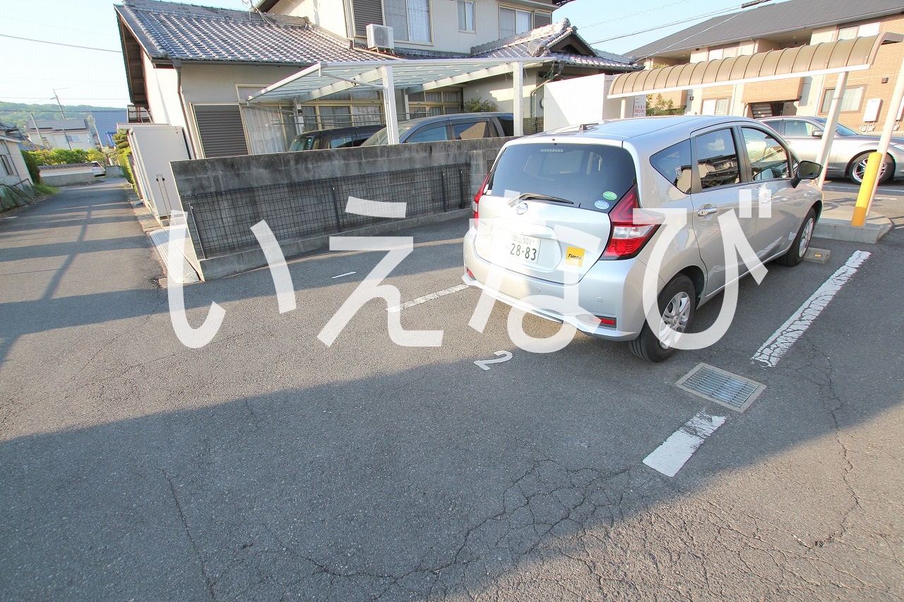 【岡山市中区倉富のアパートの駐車場】