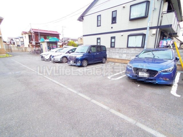 【小平市仲町のアパートの駐車場】