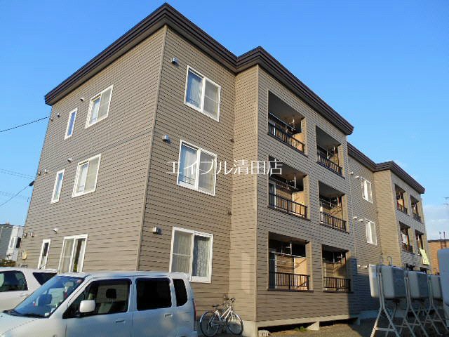 北広島市共栄町のアパートの建物外観