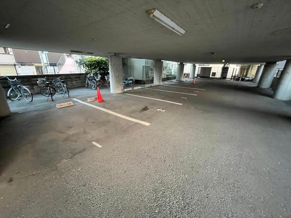駐車場　屋根付き！