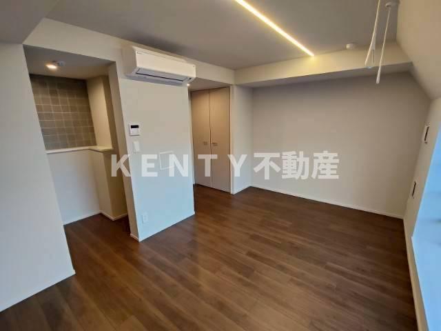 居室・リビング　落ち着いた色調の洋室です