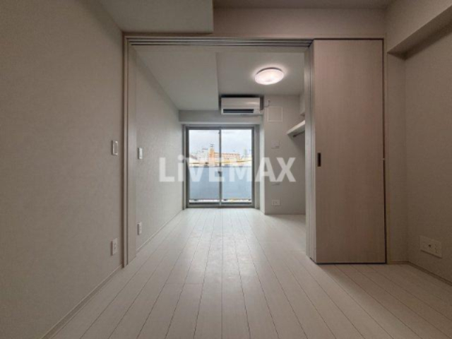 居室・リビング　別号室につきフローリングが異なります。