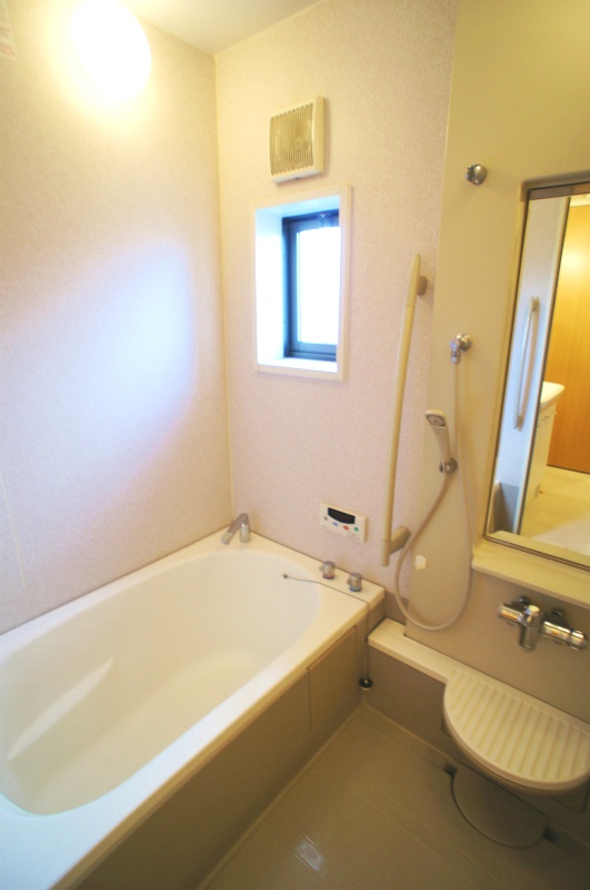 バス・シャワールーム　落ち着いた空間のお風呂です