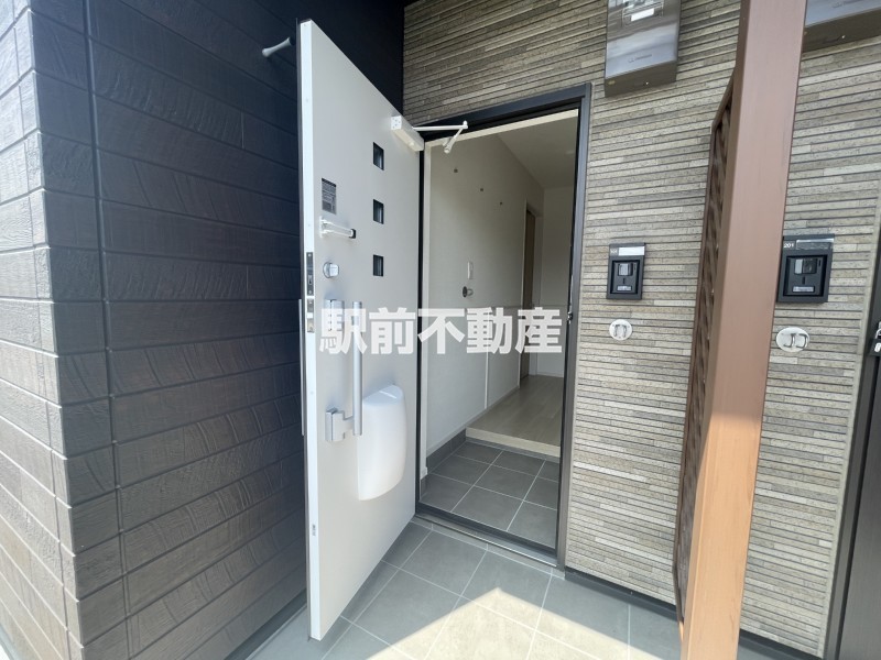 玄関　同タイプ、別部屋