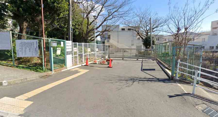 中学校　横浜市立秋葉中学校（中学校）まで1474m