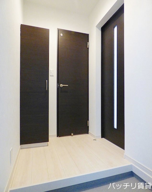 玄関　別号室写真の為現況を優先致します。