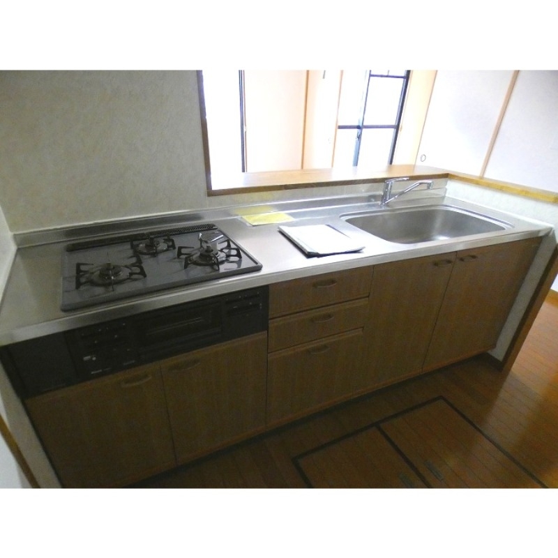 キッチン　３口のシステムキッチンです