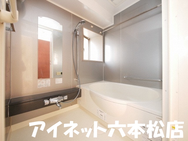 バス・シャワールーム　1日の疲れを流しましょう。