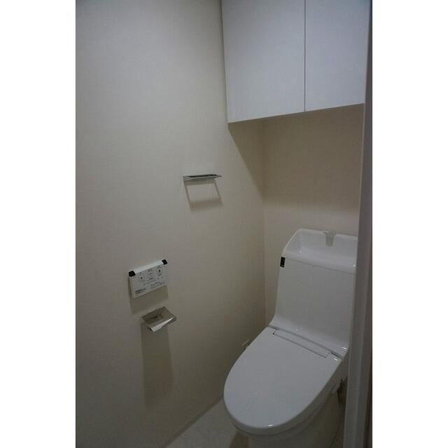 トイレ　落ち着いた色調のトイレです