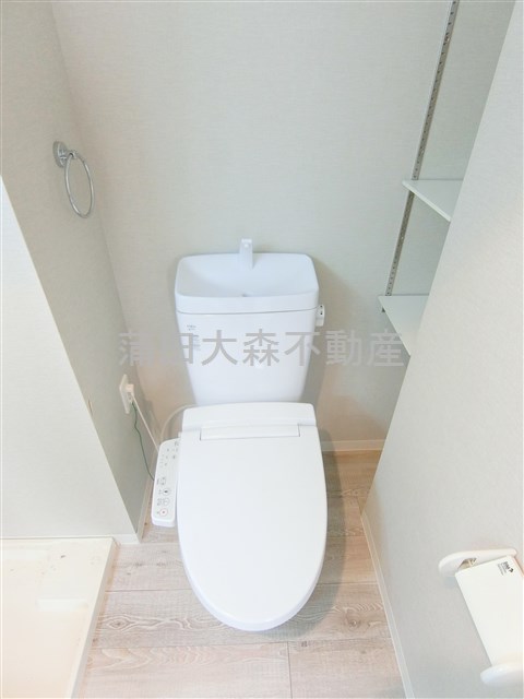 トイレ　棚収納と温水洗浄暖房便座付きのトイレ
