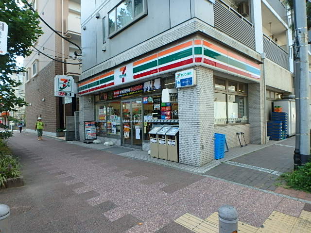 コンビニ　セブンイレブン横浜神奈川2丁目店（コンビニ）まで185m