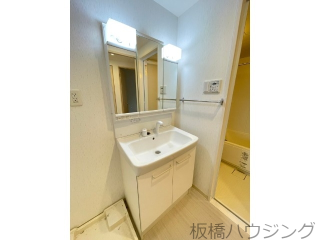 洗面設備　三面鏡収納付独立洗面化粧台